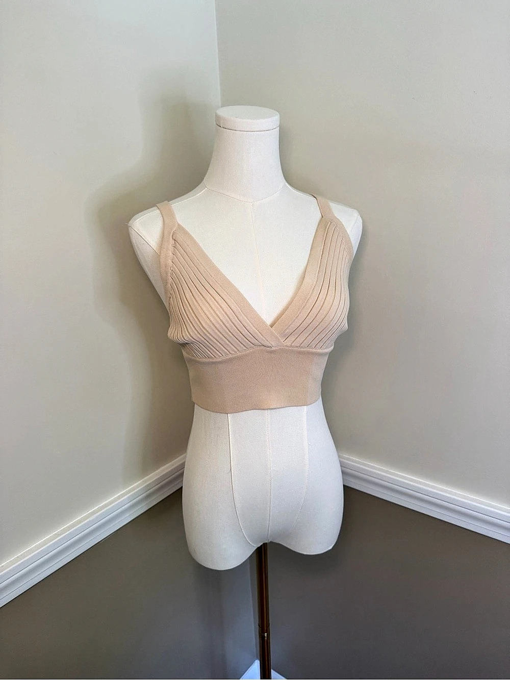 Endless blu Ribbed V-Neck Crop Top in Pink Size Small NWT